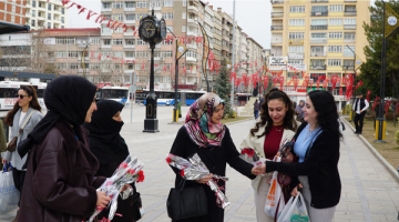 Saadet Partisi Kadın Kolları, Kadınlara Çiçek Dağıttı