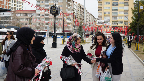 Saadet Partisi Kadın Kolları, Kadınlara Çiçek Dağıttı