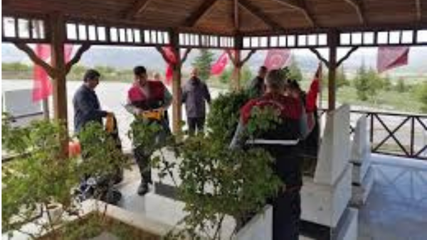 Elazığ İl Özel İdaresi Fethi Sekin Külliyesi Çevresinde Temizlik Çalışması Yaptı