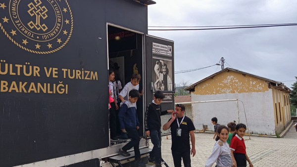 Gezen Sinema Tırı Baskil’de Çocuklarla Buluştu