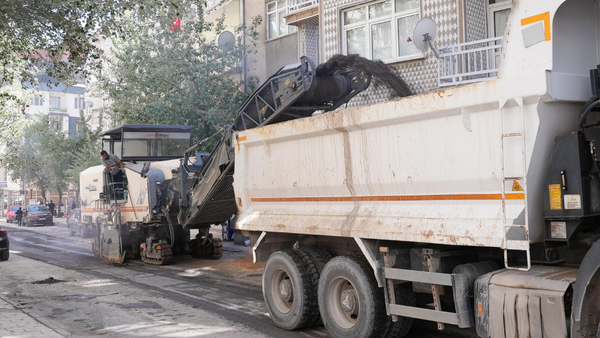 Elazığ Belediyesi, Yeni Mahalle’de Asfaltlama Çalışmalarını Sürdürüyor