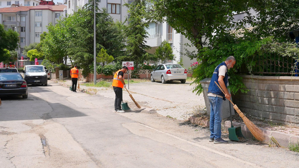 Elazığ Belediyesi, Cumhuriyet Mahallesi’nde Kapsamlı Temizlik Çalışması Gerçekleştirdi