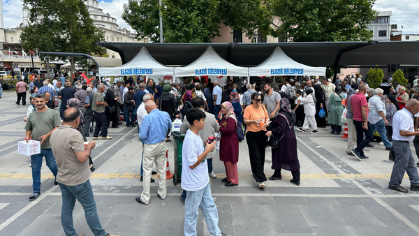 Elazığ Belediyesi’nden Aşure İkramı