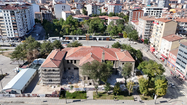 Tarihi Öğretmenevi’nde Restorasyon Çalışmaları Sürüyor