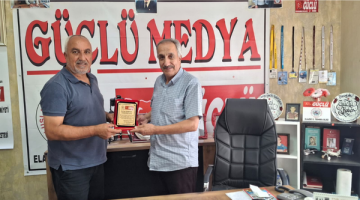 Esat Esmeray’a Anlamlı Plaket