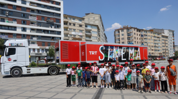 TRT Sinema Tırı Elazığlı çocuklara sinema keyfi yaşattı