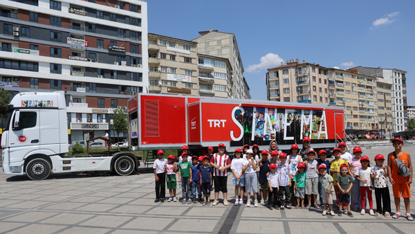TRT Sinema Tırı Elazığlı çocuklara sinema keyfi yaşattı